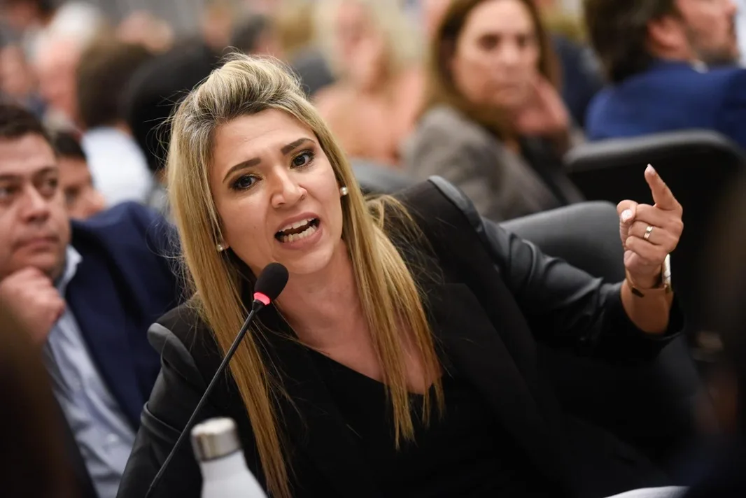 Nadia Marquez defensora de la ley de extrangerización