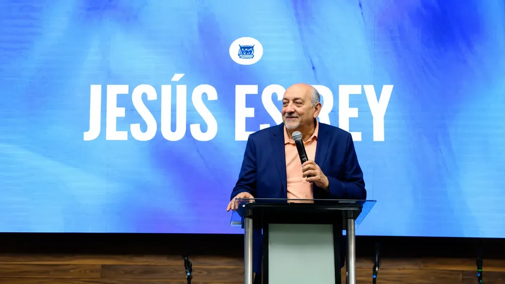 Orador ante el mensaje Jesús es Rey