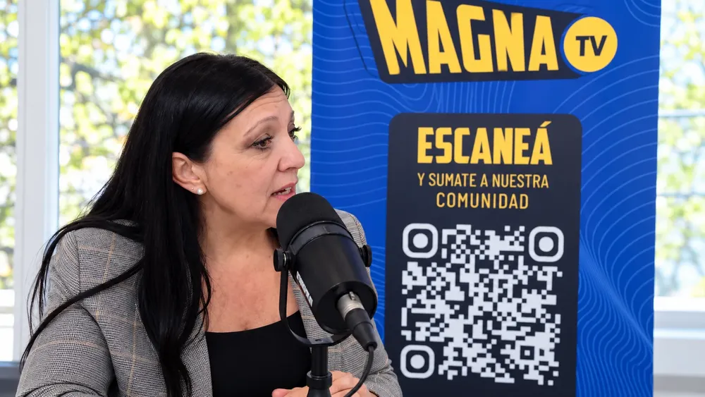 Entrevista en estudio con banner Magna TV