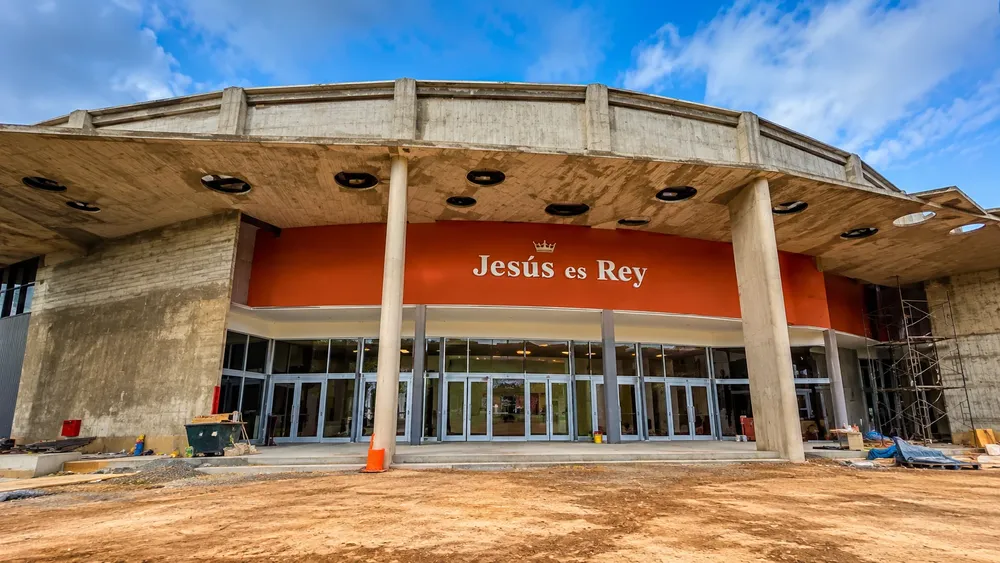Iglesia moderna en construcción