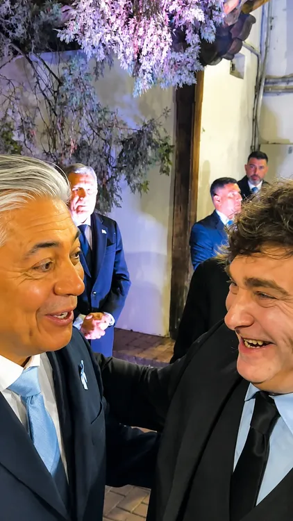 Abrazo de Figueroa y Milei